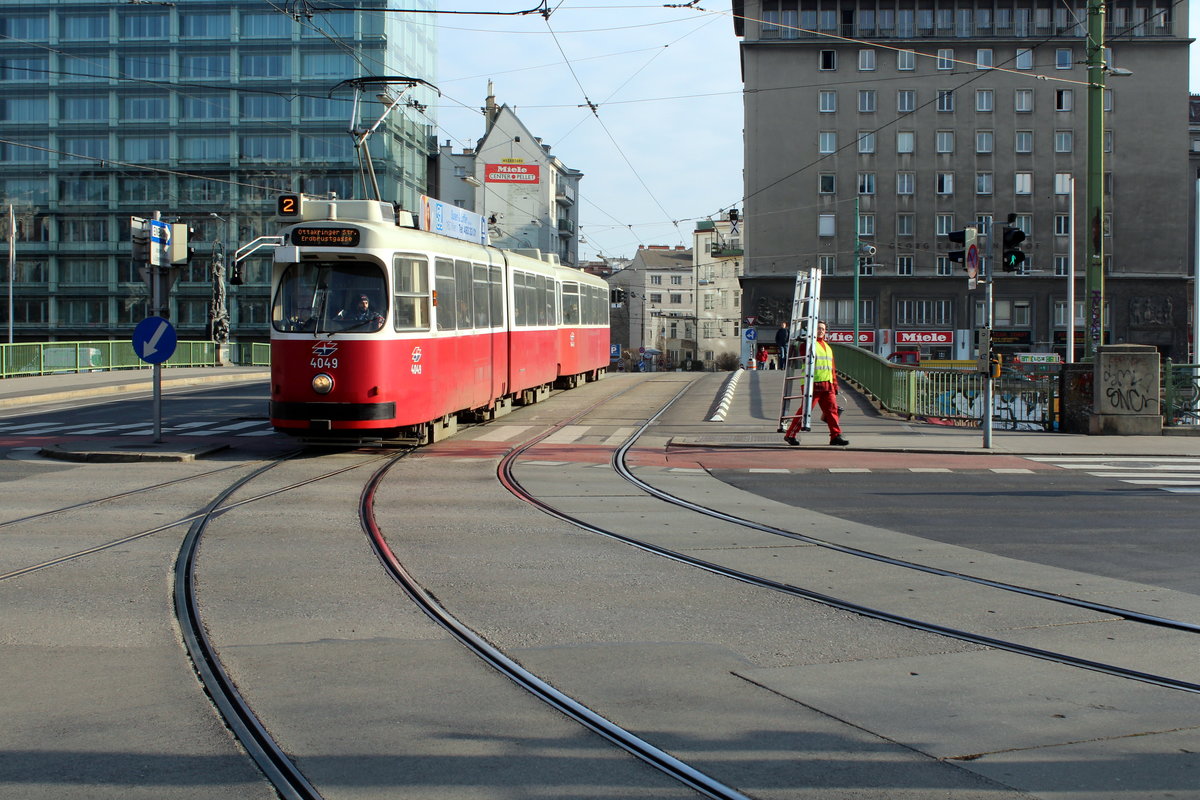 Wien Wiener Linien SL 2 (E2 4049 + c5 1449) Marienbrücke am 23. März 2016.