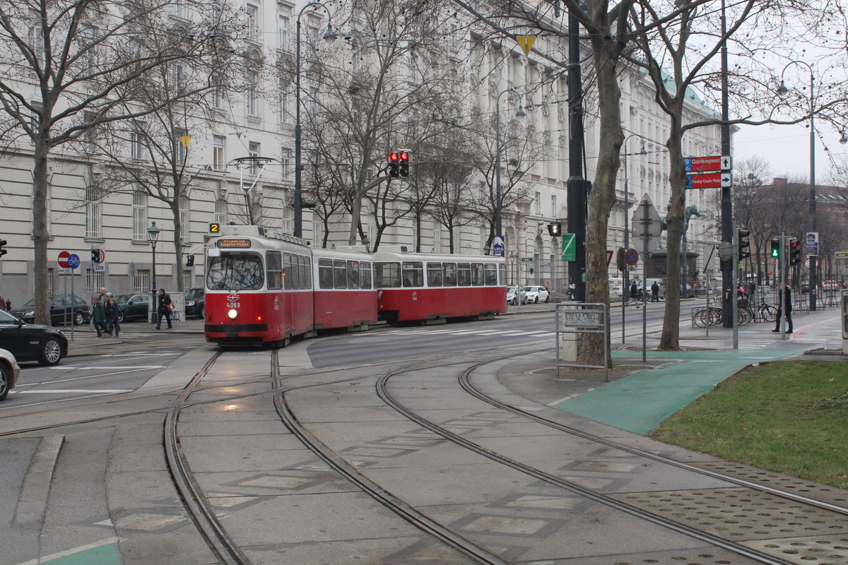 Wien Wiener Linien SL 2 (E2 4069 + c5 1469) Innere Stadt, Stubenring / Julius-Raab-Platz am 18. Februar 2016. - Der ehemalige Aspernplatz heißt seit 1976 Julius-Raab-Platz. Benannt wurde sie nach Julius Raab (1891 - 1964), der schon lange Zeit politisch aktiv war, bevor er 1953 Bundeskanzler wurde; dieses Amt verwaltete er bis 1961. 