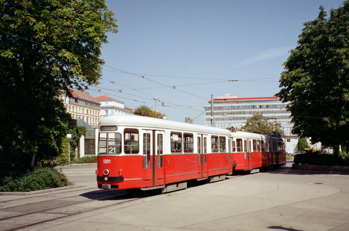 Wien Wiener Linien SL 21 (c4 1301 + E1 4736) II, Leopoldstadt, Praterstern am 26. Juli 2007. - Scan von einem Farbnegativ. Film: Agfa Vista 200. Kamera: Leica C2.