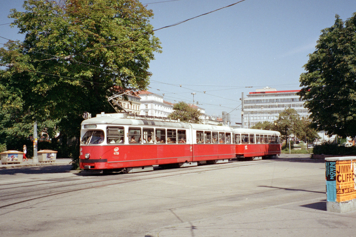 Wien Wiener Linien SL 21 (E1 4726 + c4 1330) II, Leopoldstadt, Praterstern am 26. Juli 2007. - Scan von einem Farbnegativ. Film: Agfa Vista 200. Kamera: Leica C2.