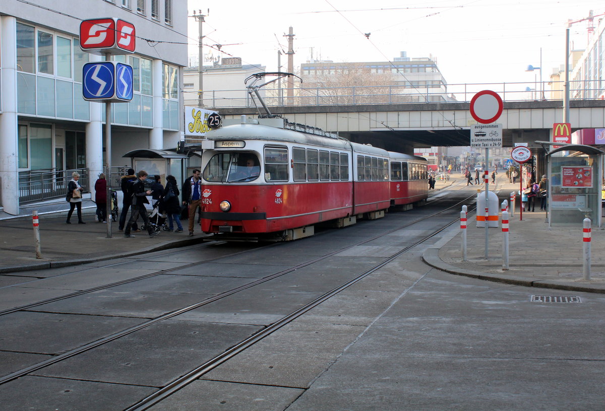 Wien Wiener Linien SL 25 (E1 4824 + c4 1301) XXI, Floridsdorf, Schloßhofer Straße (Hst. Floridsdorf) am 16. Februar 2017.