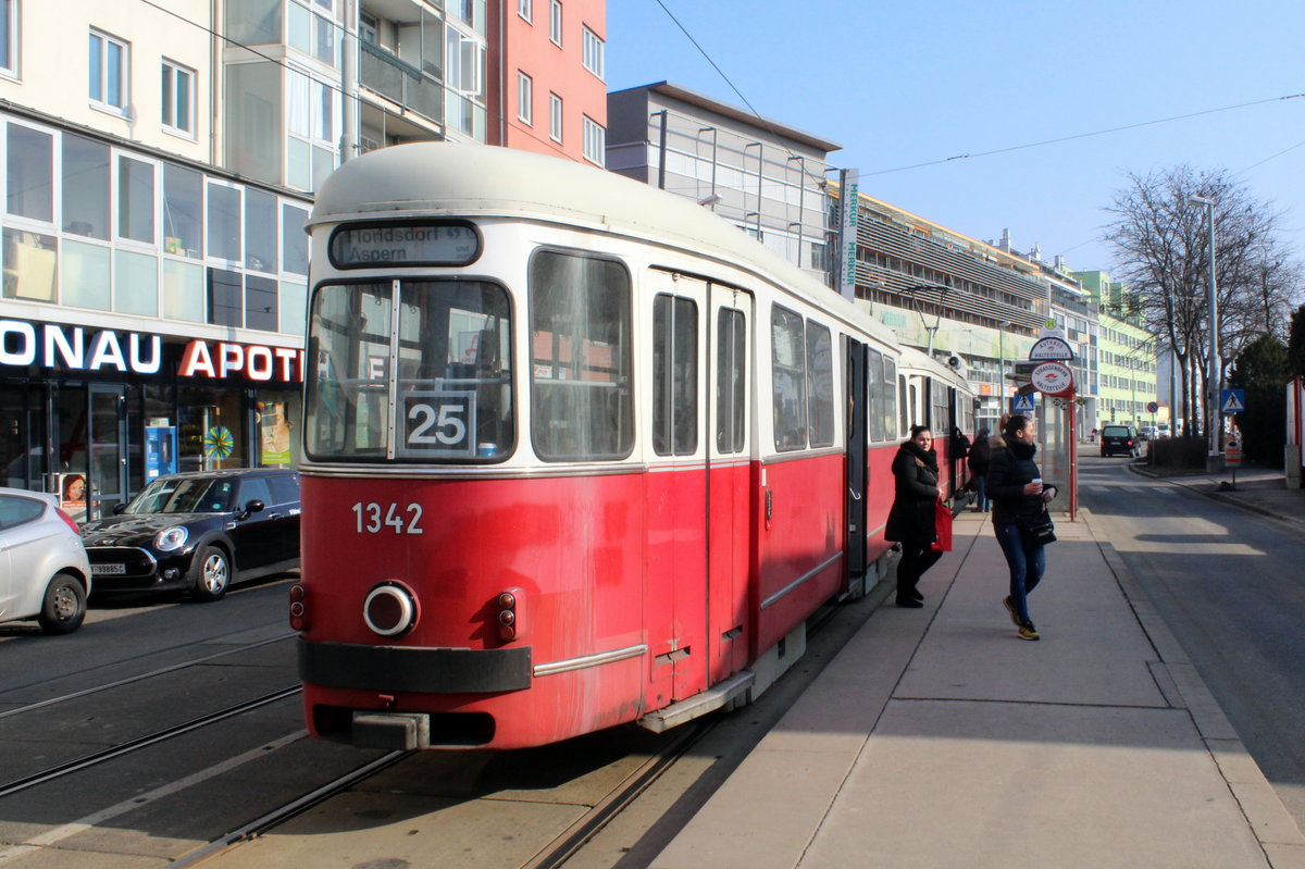 Wien Wiener Linien SL 25 (c4 1342 + E1 4788) XXI, Floridsdorf, Donausfelder Straße (Hst. Carminweg) am 13. Februar 2017.