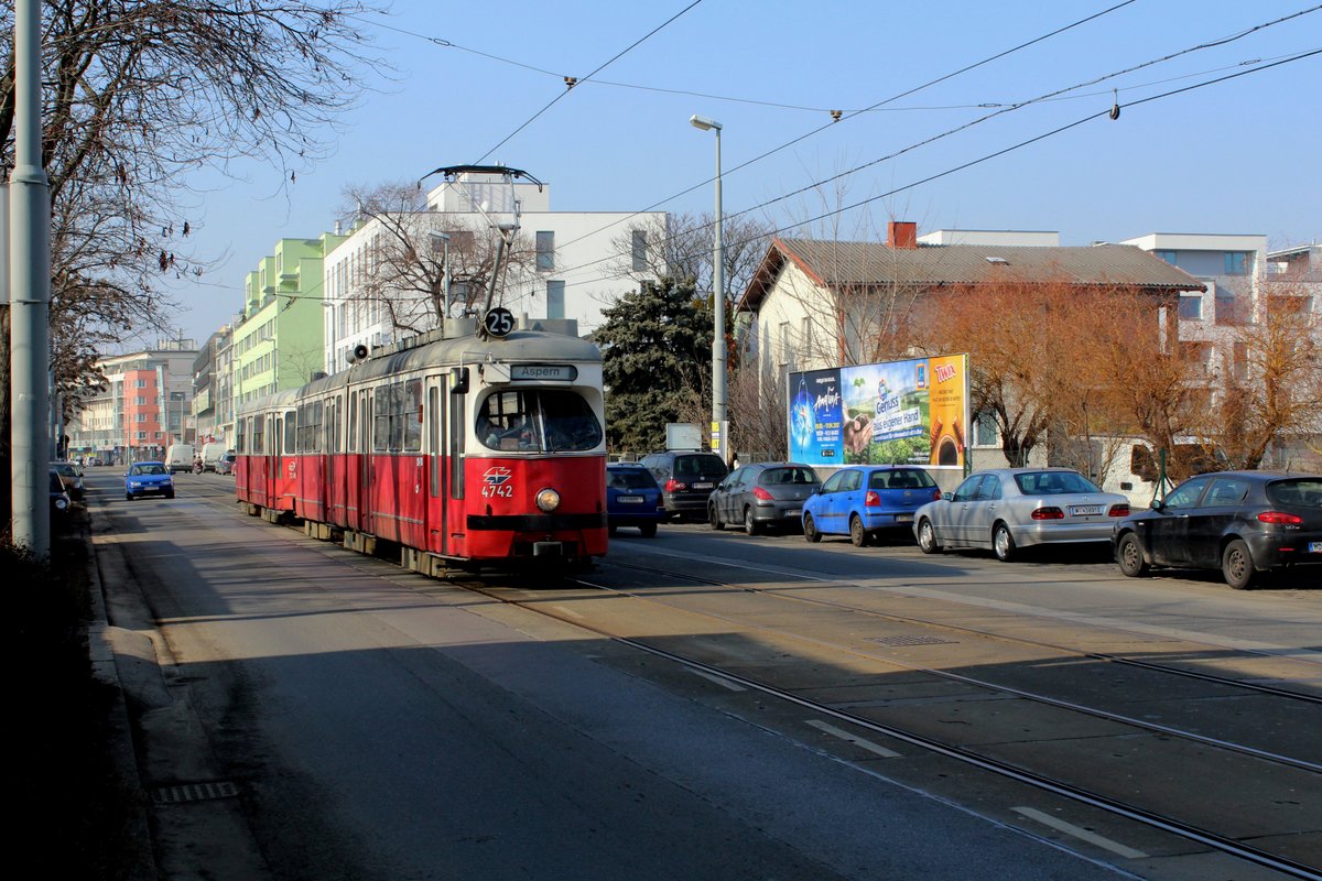 Wien Wiener Linien SL 25 (E1 4742 + c4 1318) XXI, Floridsdorf, Donaufelder Straße am 13. Februar 2017.