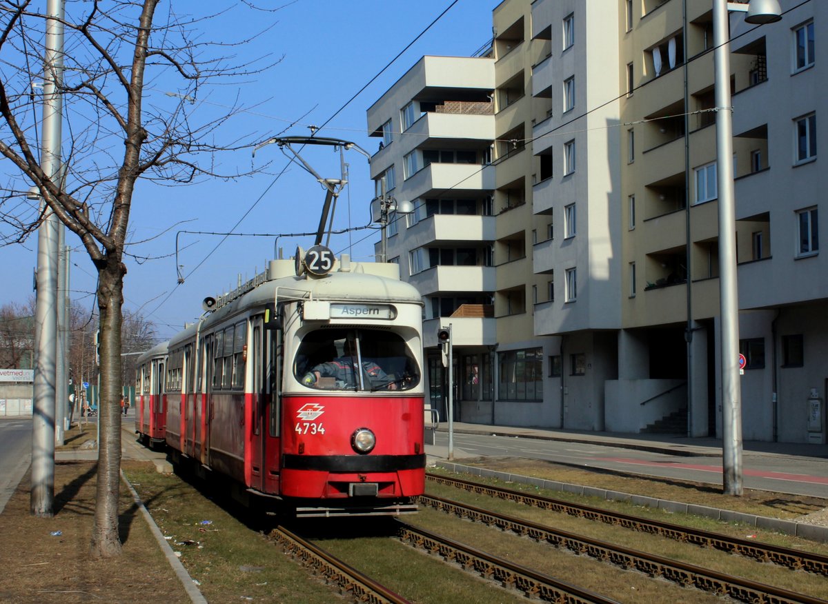 Wien Wiener Linien SL 25 (E1 4734) XXII, Donaustadt, Tokiostraße am 13. Februar 2017.