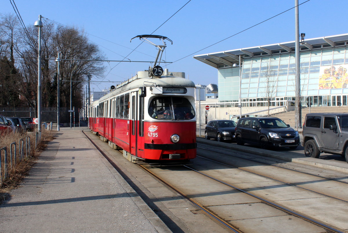 Wien Wiener Linien SL 25 (E1 4795 + c4 13xx) XXII, Donaustadt, Prandaugasse am 13. Februar 2017.