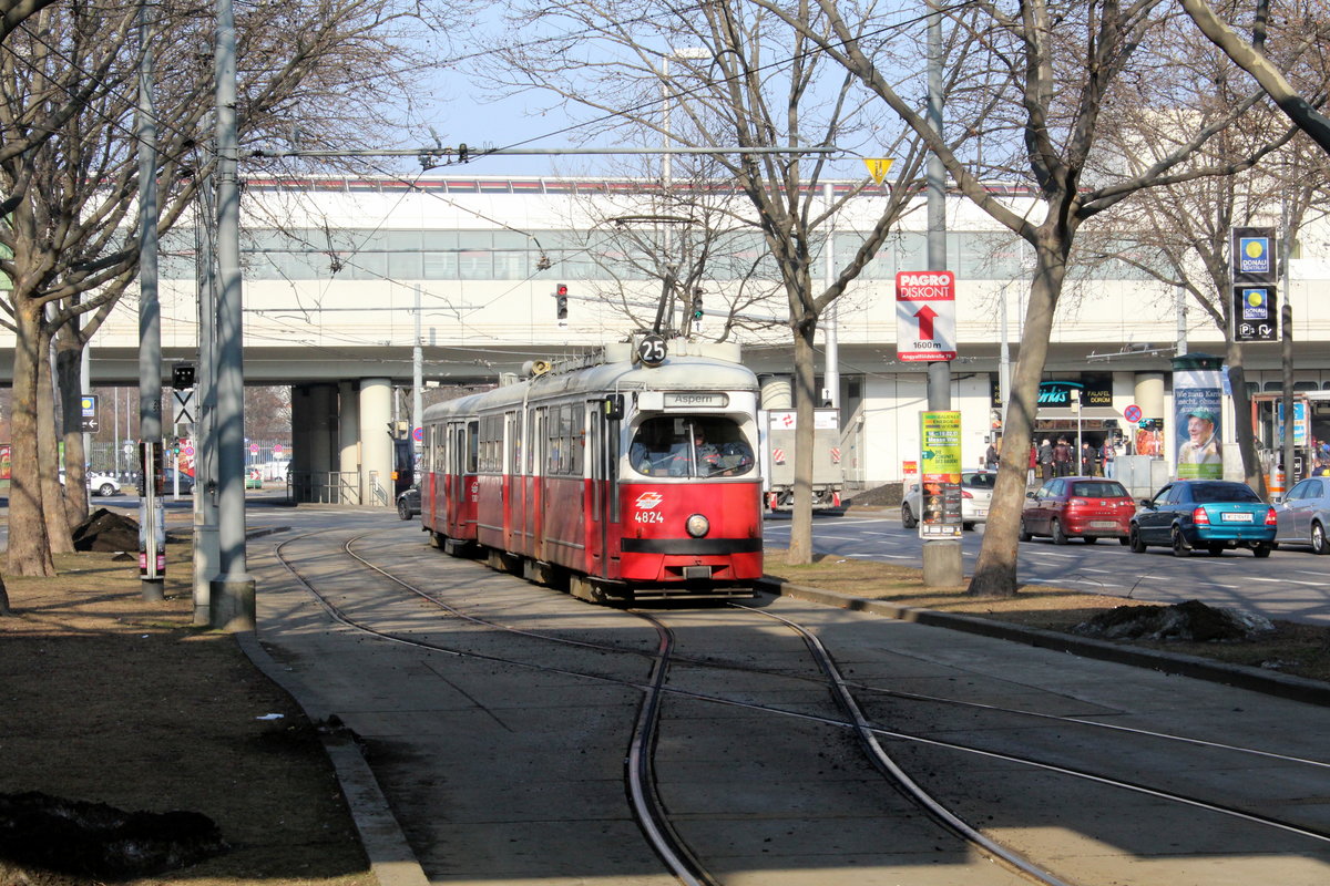 Wien Wiener Linien SL 25 (E1 4824 + c4 1301) XXII, Donaustadt, Kagran, Siebeckstraße am 13. Februar 2017.