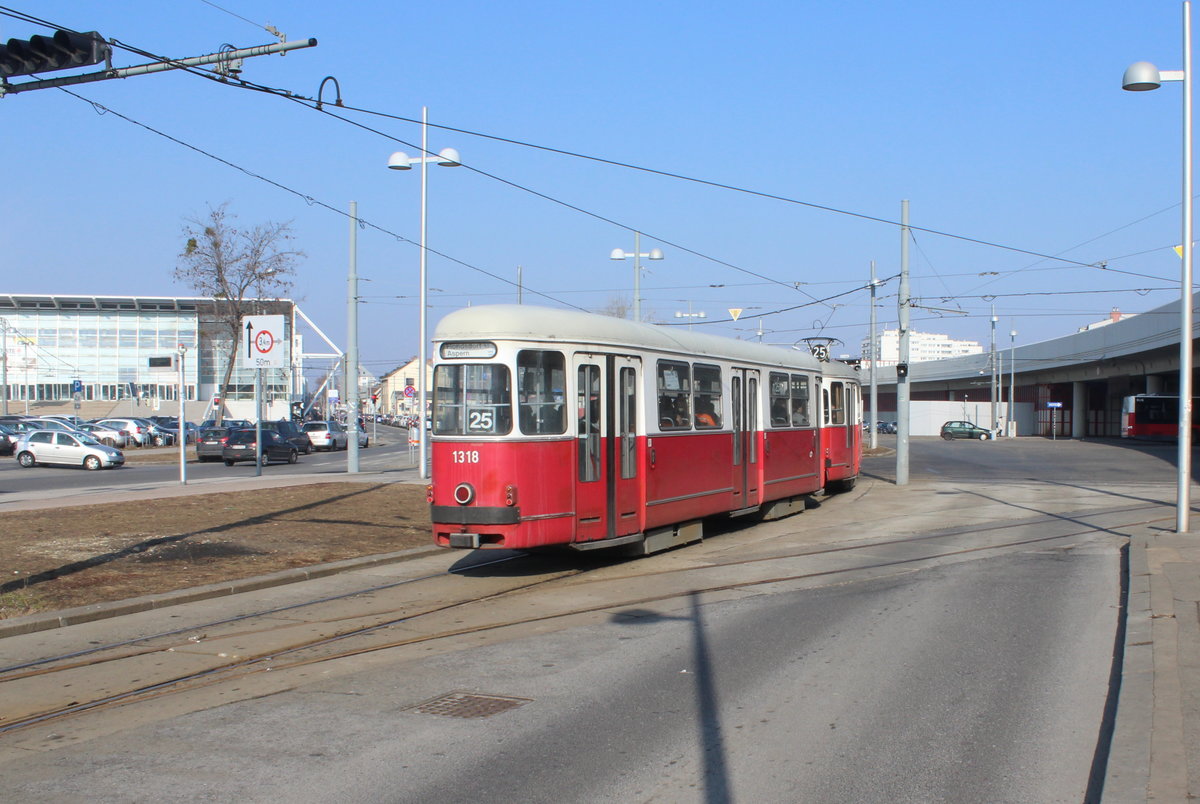 Wien Wiener Linien SL 25 (c4 1318 + E1 4742) XXII, Donaustadt, Kagran am 13. Februar 2017.