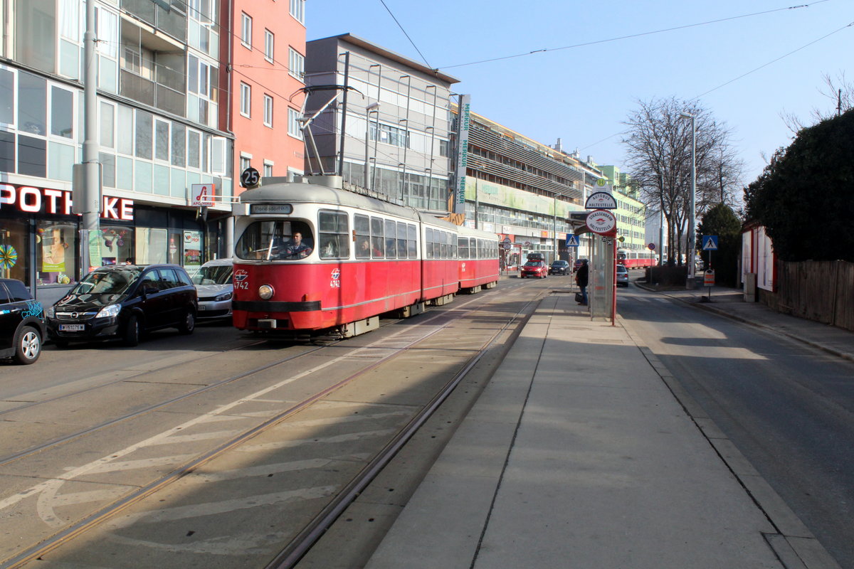 Wien Wiener Linien SL 25 (E1 4742 + c4 1318) XXI, Floridsdorf, Donaufelder Straße am 13. Februar 2017.