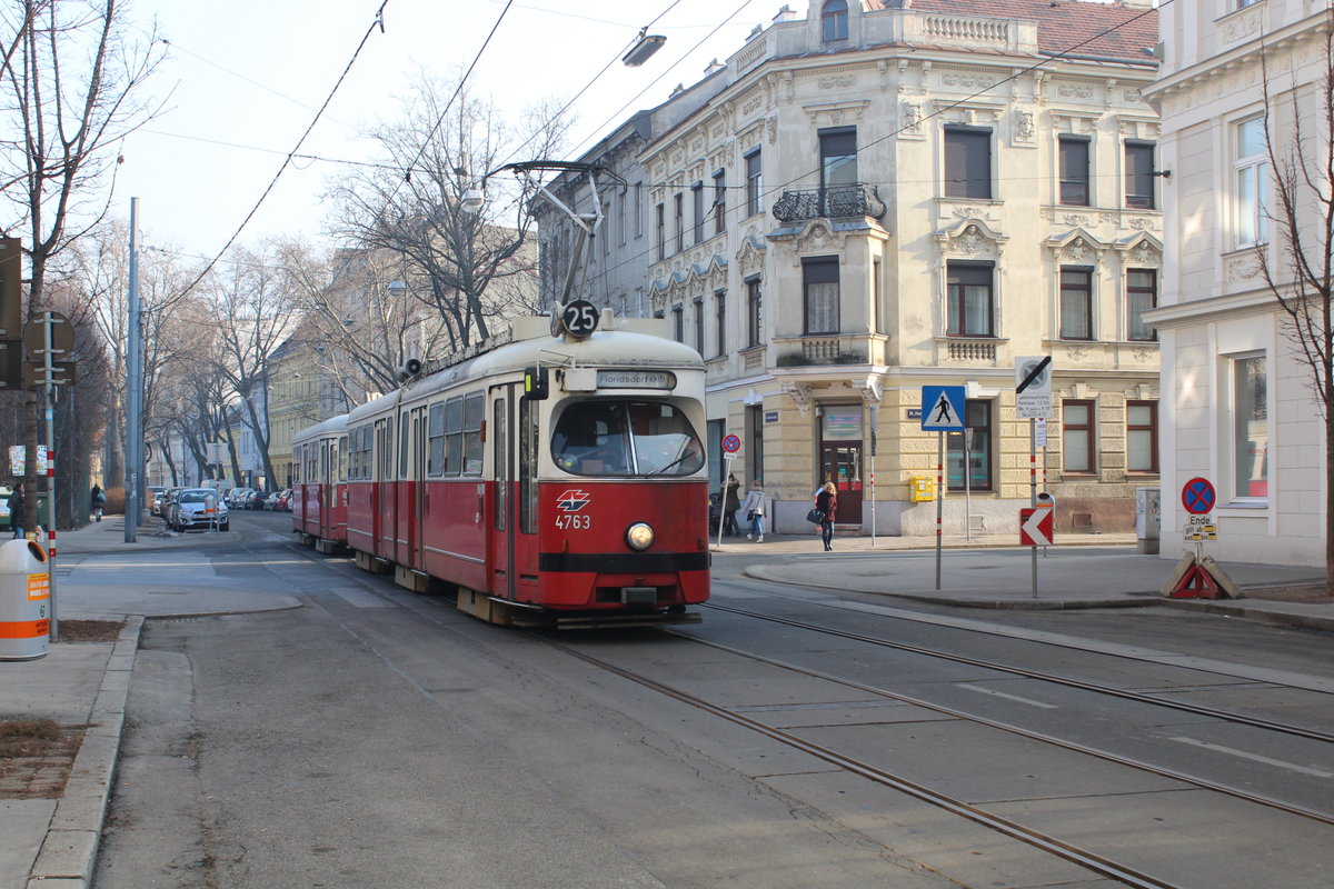 Wien Wiener Linien SL 25 (E1 4763 + c4 13xx) XXI, Floridsdorf, Schloßhofer Straße / Freytaggasse am 16. Februar 2017.