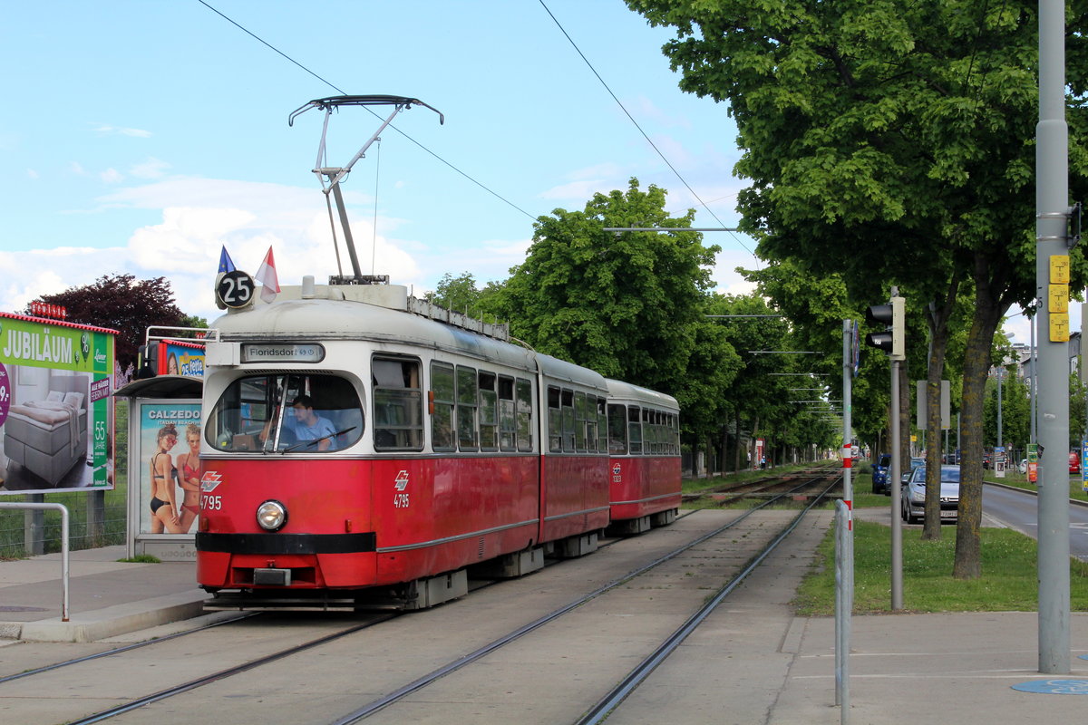Wien Wiener Linien SL 25 (E1 4795 + c4 1323) XXII, Donaustadt, Hst. Langobardenstraße / 
Kapellenweg am 12. Mai 2017. 