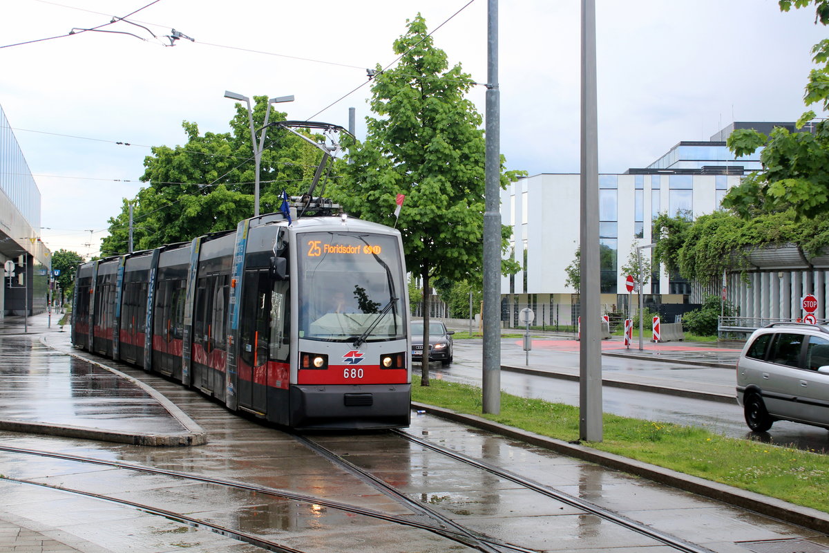 Wien Wiener Linien SL 25 (B 680) XXII, Donaustadt, Langobardenstraße / Donauspital. Datum: 13. Mai 2017.