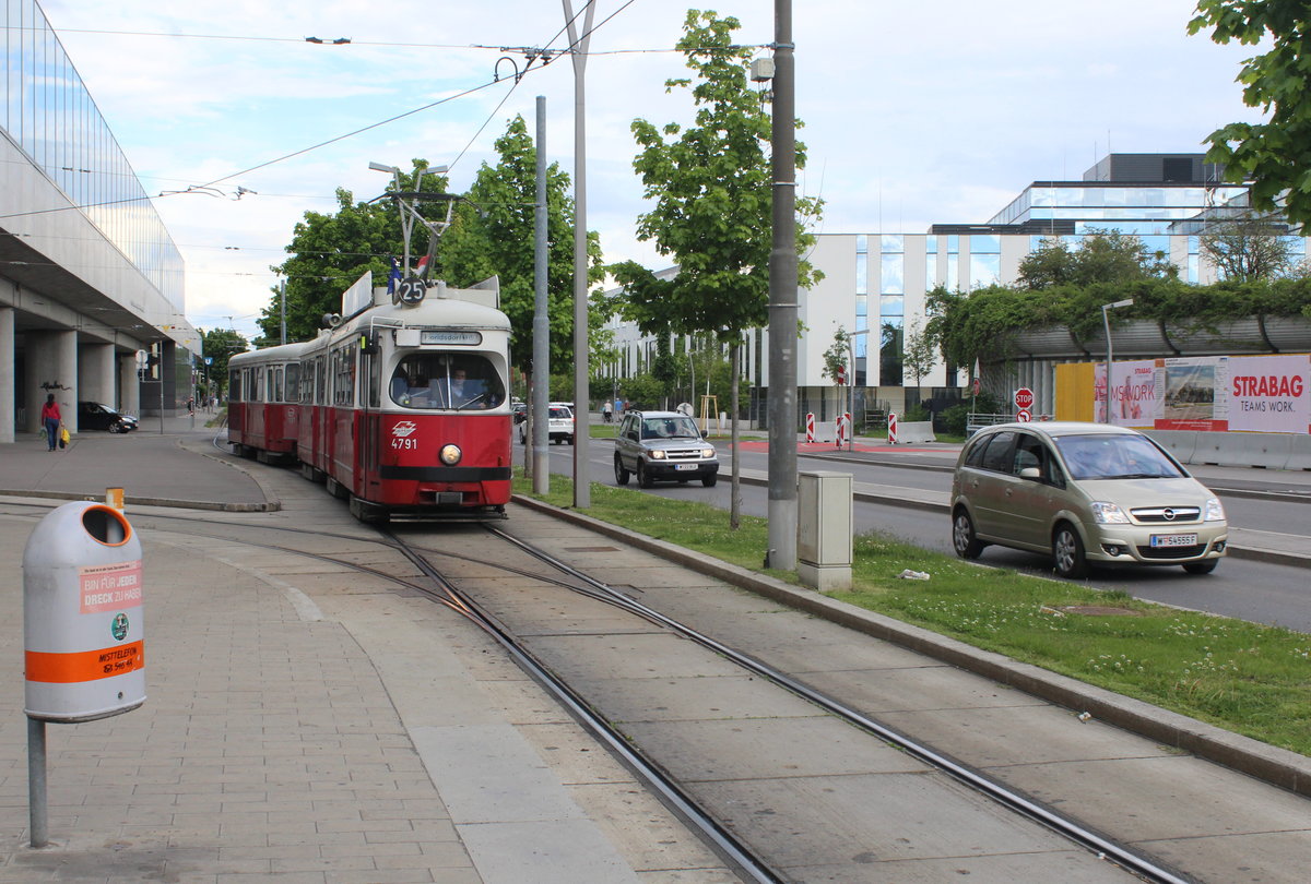 Wien Wiener Linien SL 25 (E1 4791 + c4 1337) XXII, Donaustadt, Langobardenstraße / Donauspital am 12. Mai 2017.