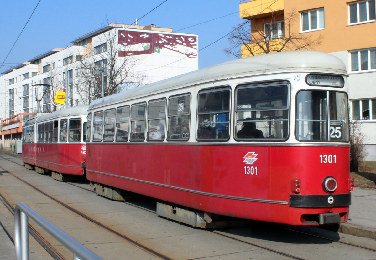 Wien Wiener Linien SL 25 (c4 1301 + E1 4824) XXII, Donaustadt, Langobardenstraße (Hst. Hardeggasse) am 13. Februar 2017.