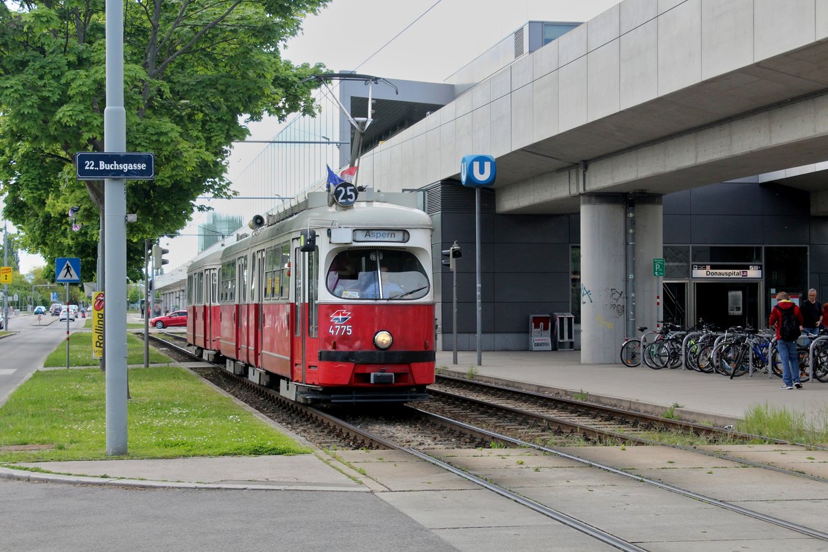 Wien Wiener Linien SL 25 (E1 4775) XXII, Donaustadt, Langobardenstraße / Buchsgasse am 12. Mai 2017.