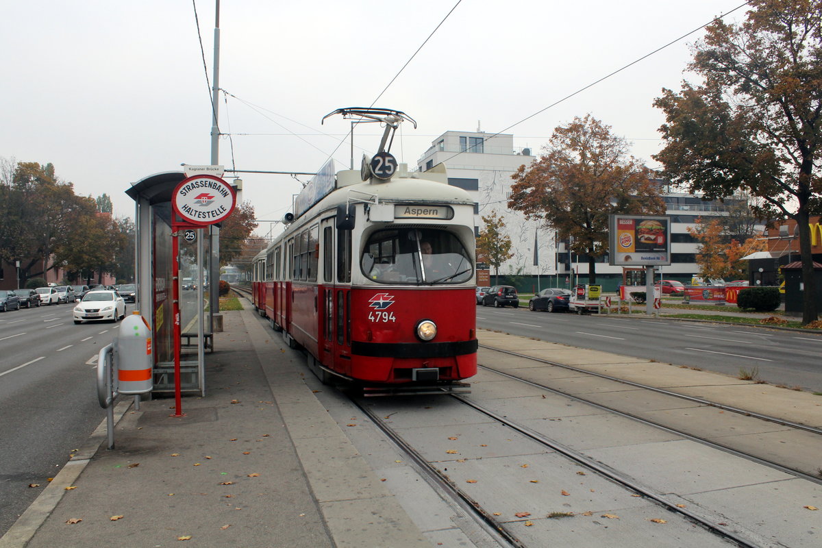 Wien Wiener Linien SL 25 (E1 4794 + c4 1329) XXII, Donaustadt, Wagramer Straße / Erzherzog-Karl-Straße (Hst. Kagraner Brücke) am 18. Oktober 2017.