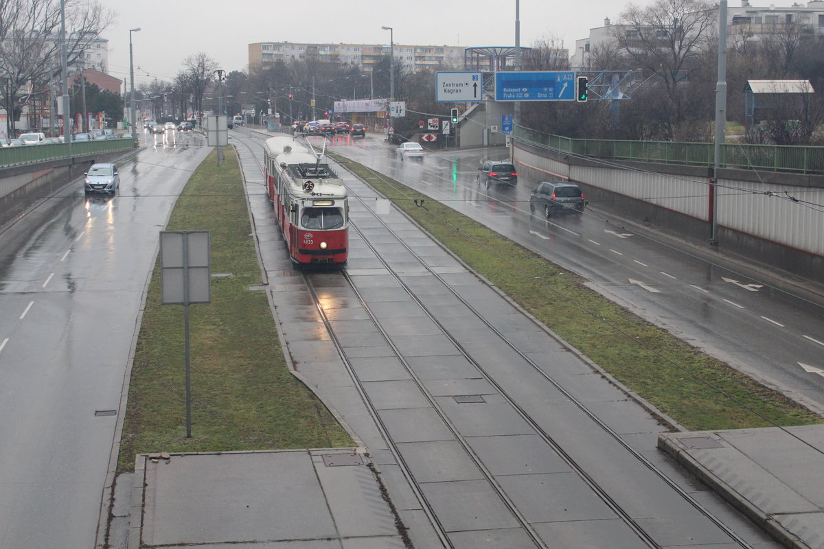 Wien Wiener Linien SL 25 (E1 4833) XXII, Donaustadt, Erzherzog-Karl-Straße am 16. März 2018.