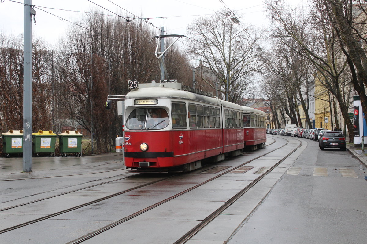 Wien Wiener Linien SL 25 (E1 4844 + c4 1317) XXI, Floridsdorf, Schloßhofer Straße / Freytaggasse am 16. März 2018.
