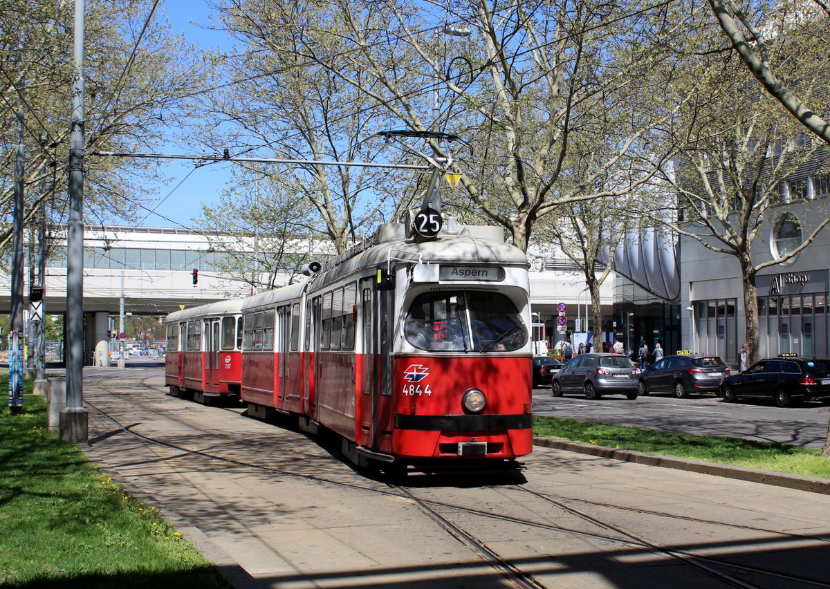 Wien Wiener Linien SL 25 (E1 4844 + c4 1317) XXII, Donaustadt, Kagran, Siebeckstraße am 20. April 2018.
