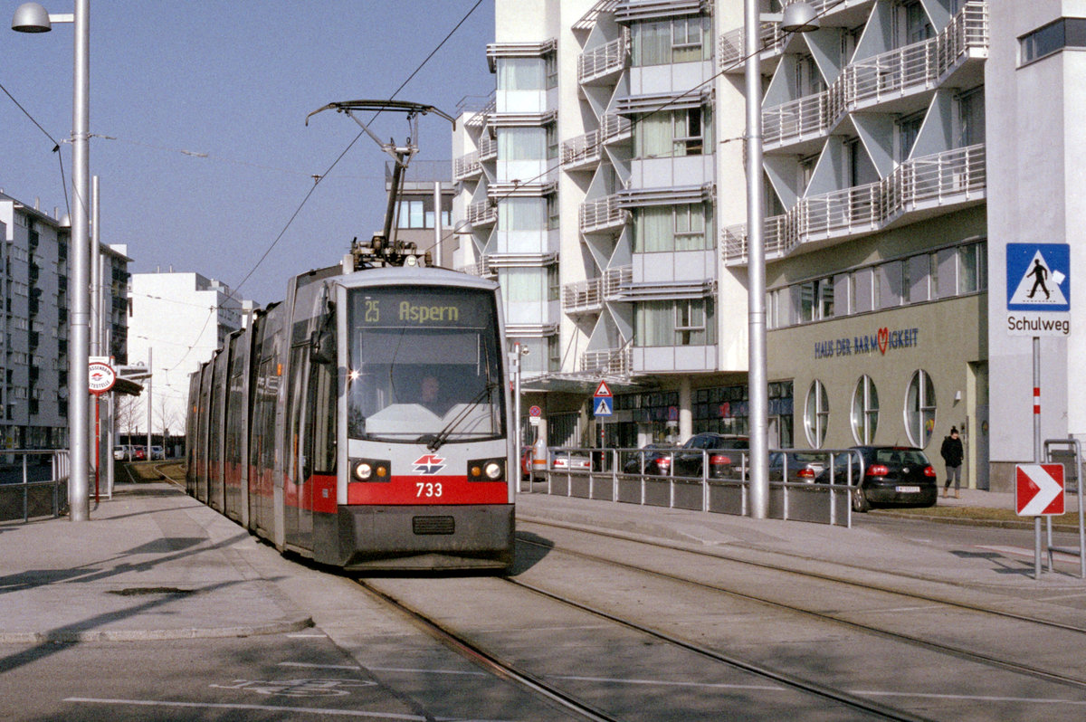 Wien Wiener Linien SL 25 (B1 733) XXII, Donaustadt, Kagran, Tokiostraße / Prandaugasse (Hst. Prandaugasse) im Februar 2017. - Scan eines Farbnegativs. Film: Fuji S-400. Kamera: Konica FS-1.
