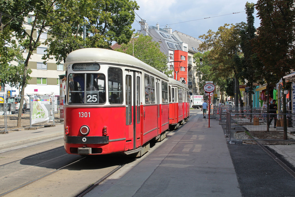 Wien Wiener Linien SL 25 (c4 1301 (Bombardier-Rotax 1974) + E1 4781 (SGP 1972)) XXI, Floridsdorf, Hoßplatz am 26. Juli 2018.