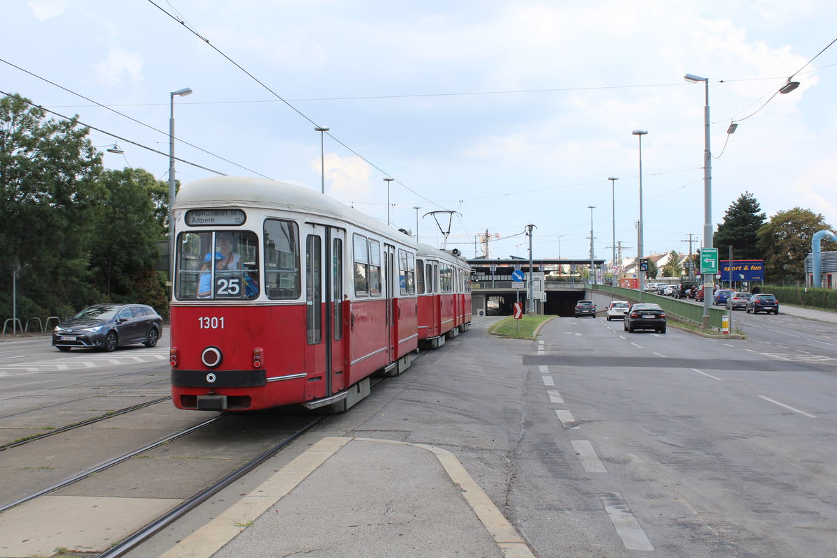 Wien Wiener Linien SL 25 (c4 1301 (Bombardier-Rotax 1974) + E1 4781 (SGP 1972)) XXII, Donaustadt, Erzherzog-Karl-Straße am 26. Juli 2018.
