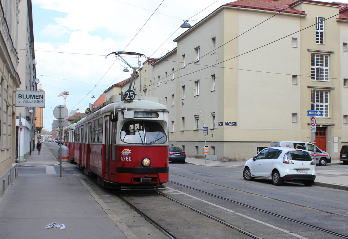 Wien Wiener Linien SL 25 (E1 4780 (SGP 1972) + c4 1316 (Bombardier-Rotax 1974)) XXII, Donaustadt, Konstanziagasse / Hans-Steger-Gasse am 26. Juli 2018.