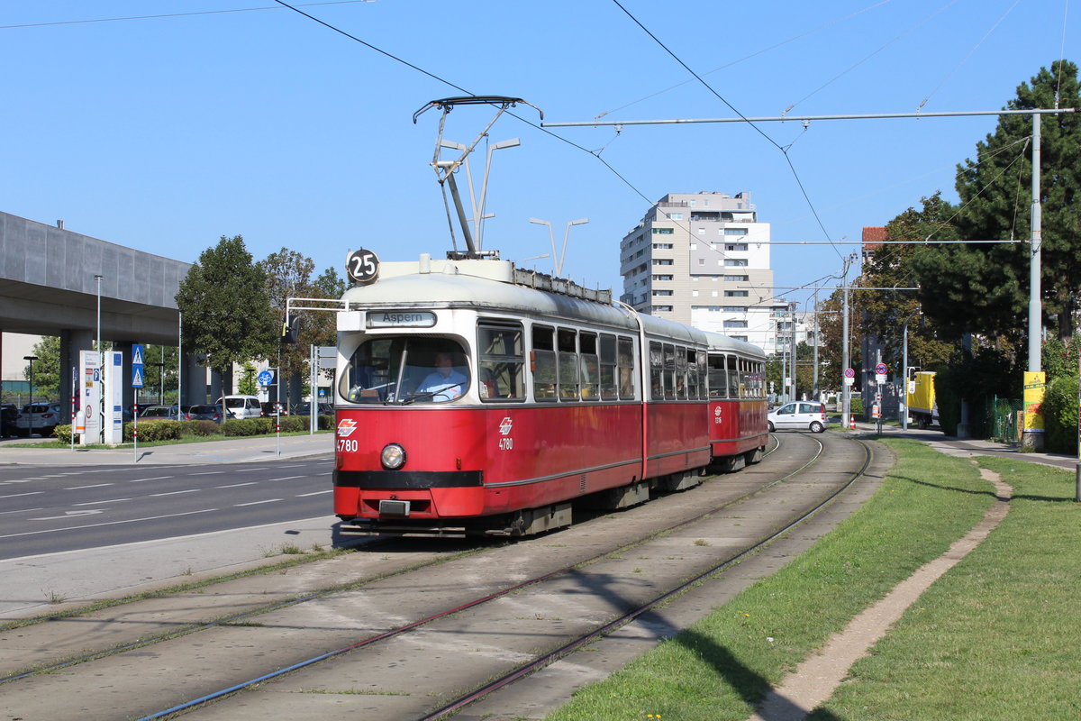 Wien Wiener Linien SL 25 (E1 4780 (SGP 1972) + c4 1316 (Bombardier-Rotax 1974)) XXII, Donaustadt, Langobardenstraße am 25. Juli 2018.