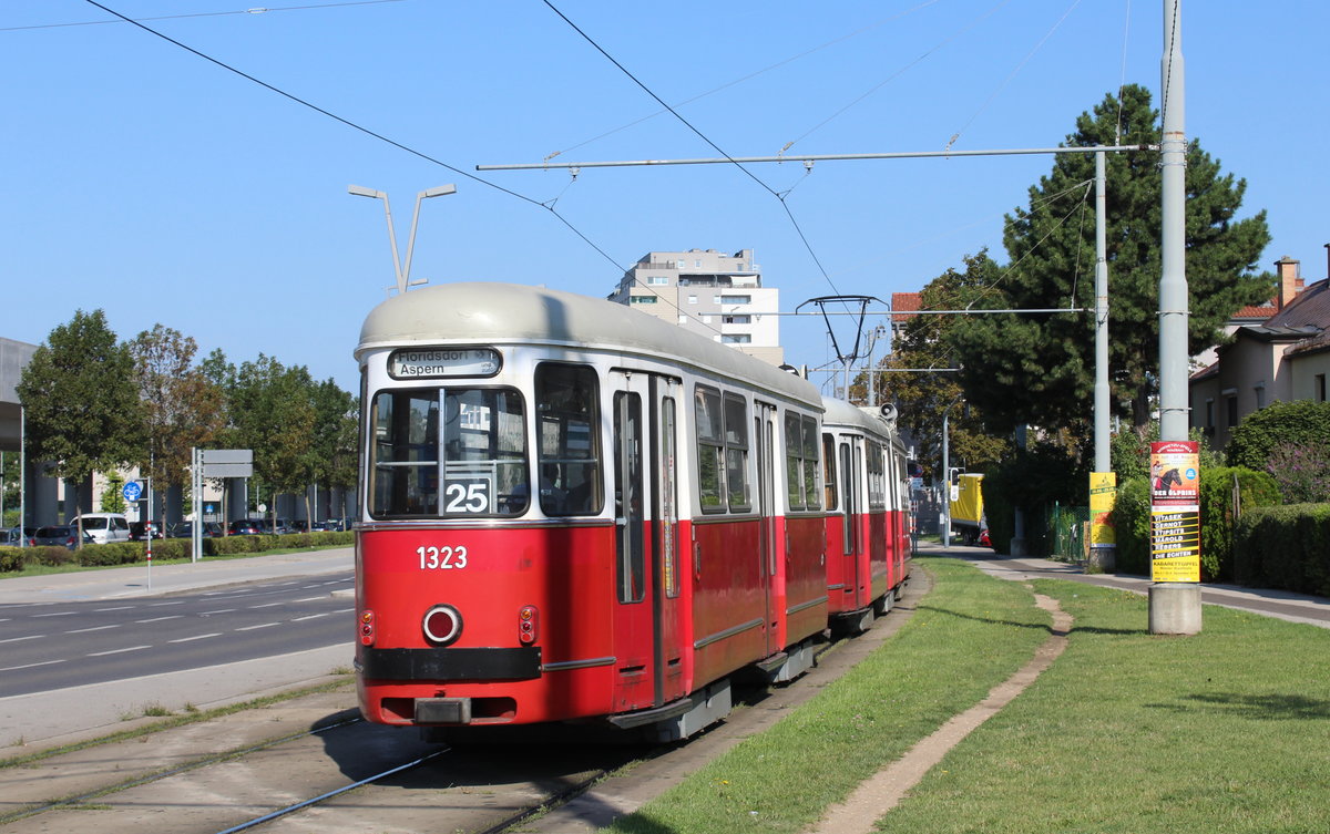 Wien Wiener Linien SL 25 (c4 1323 (Bombardier-Rotax 1974) + E1 4774 (SGP 1972)) XXII, Donaustadt, Langobardenstraße am 25. Juli 2018.
