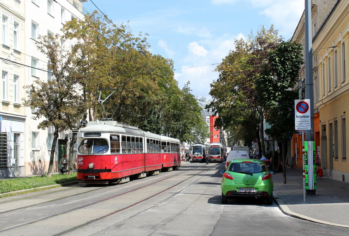 Wien Wiener Linien SL 25 (E1 4781 (SGP 1972) + c4 1301 (Bombardier-Rotax 1974)) XXI, Floridsdorf, Schloßhofer Straße am 26. Juli 2018.