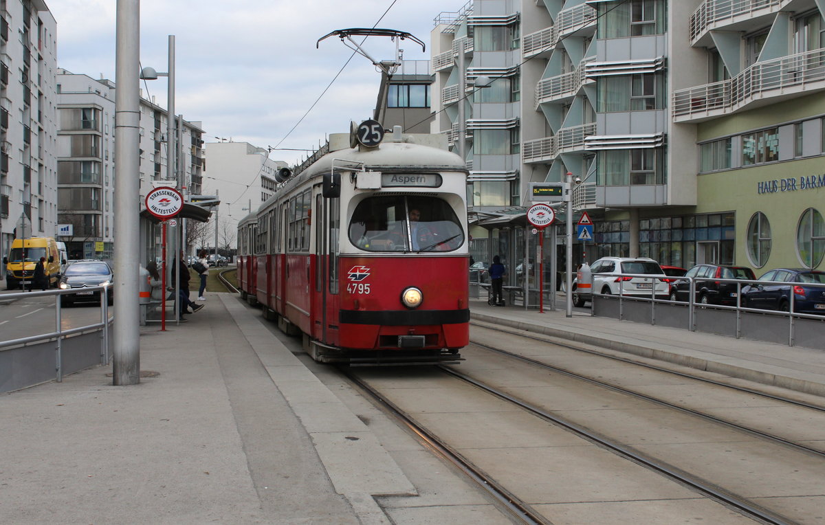 Wien Wiener Linien SL 25 (E1 4795) XXII, Donaustadt, Kagran, Tokiostraße / Prandaugasse (Hst. Prandaugasse) am 11. Feber / Februar 2019. - Der Triebwagen E1 4795 wurde 1972 vom SGP, Simmering-Graz-Pauker, Werk Simmering hergestellt.