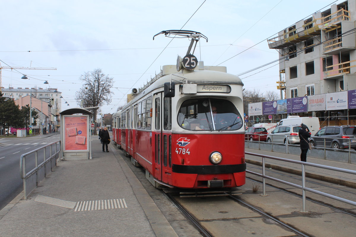 Wien Wiener Linien SL 25 (E1 4784 (SGP 1972) + c4 1320 (Bombardier-Rotax 1974)) XXII, Donaustadt, Stadlau, Erzherzog-Karl-Straße (Hst. Polgarstraße) am 13. Feber / Februar 2019.