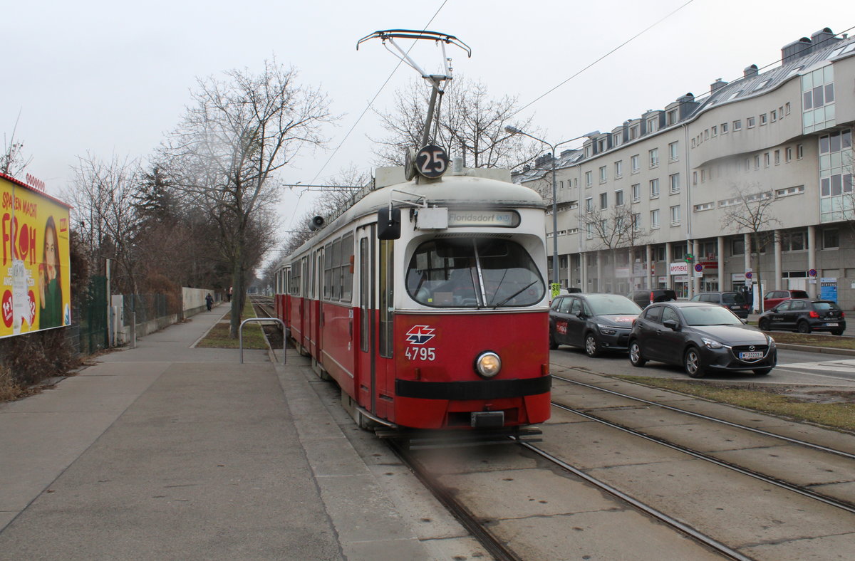Wien Wiener Linien SL 25 (E1 4795 (SGP 1972)) XXII, Donaustadt, Aspern, Langobardenstraße / Kapellenweg (Hst. Kapellenweg) am 13. Feber / Februar 2019.