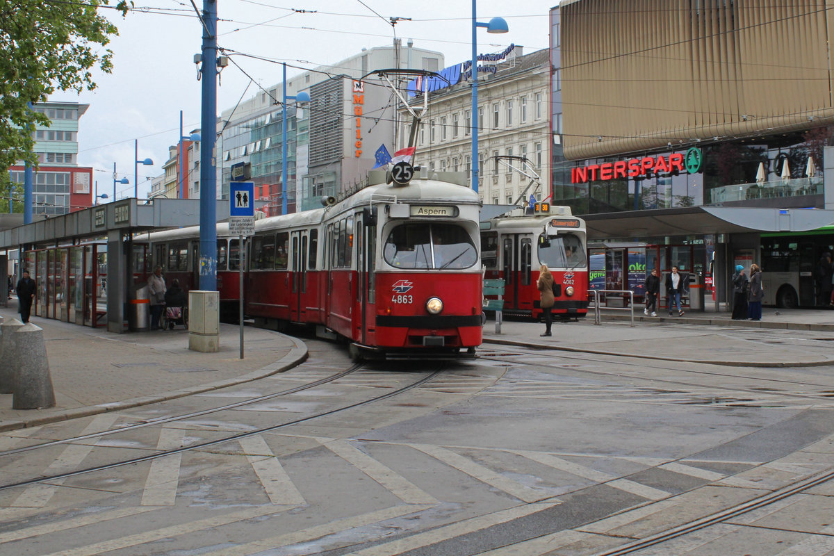 Wien Wiener Linien SL 25 (E1 4863 (SGP 1976) + c4 1323 (Bombardier-Rotax 1974)) XXI, Floridsdorf, Franz-Jonas-Platz / Schloßhofer Straße am 9. Mai 2019.