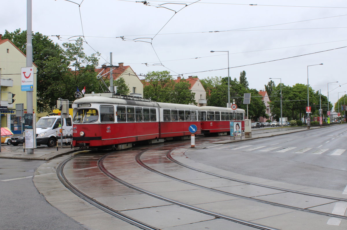 Wien Wiener Linien SL 25 (E1 4833 (SGP 1975) + c4 1335 (Bombardier-Rotax 1975) XXII, Donaustadt, Kagran, Wagramer Straße / Erzherzog-Karl-Straße am 9. Mai 2019.