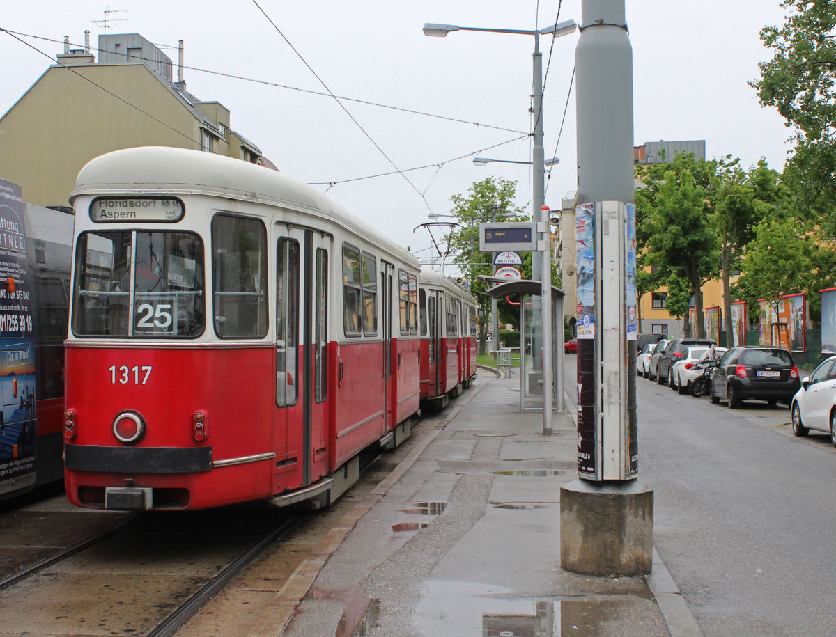 Wien Wiener Linien SL 25 (c4 1317 + E1 4730) XXII, Donaustadt, Hirschstetten, Konstanziagasse / Erzherzog-Karl-Straße (Hst. Konstanziagasse) am 9. Mai 2019.