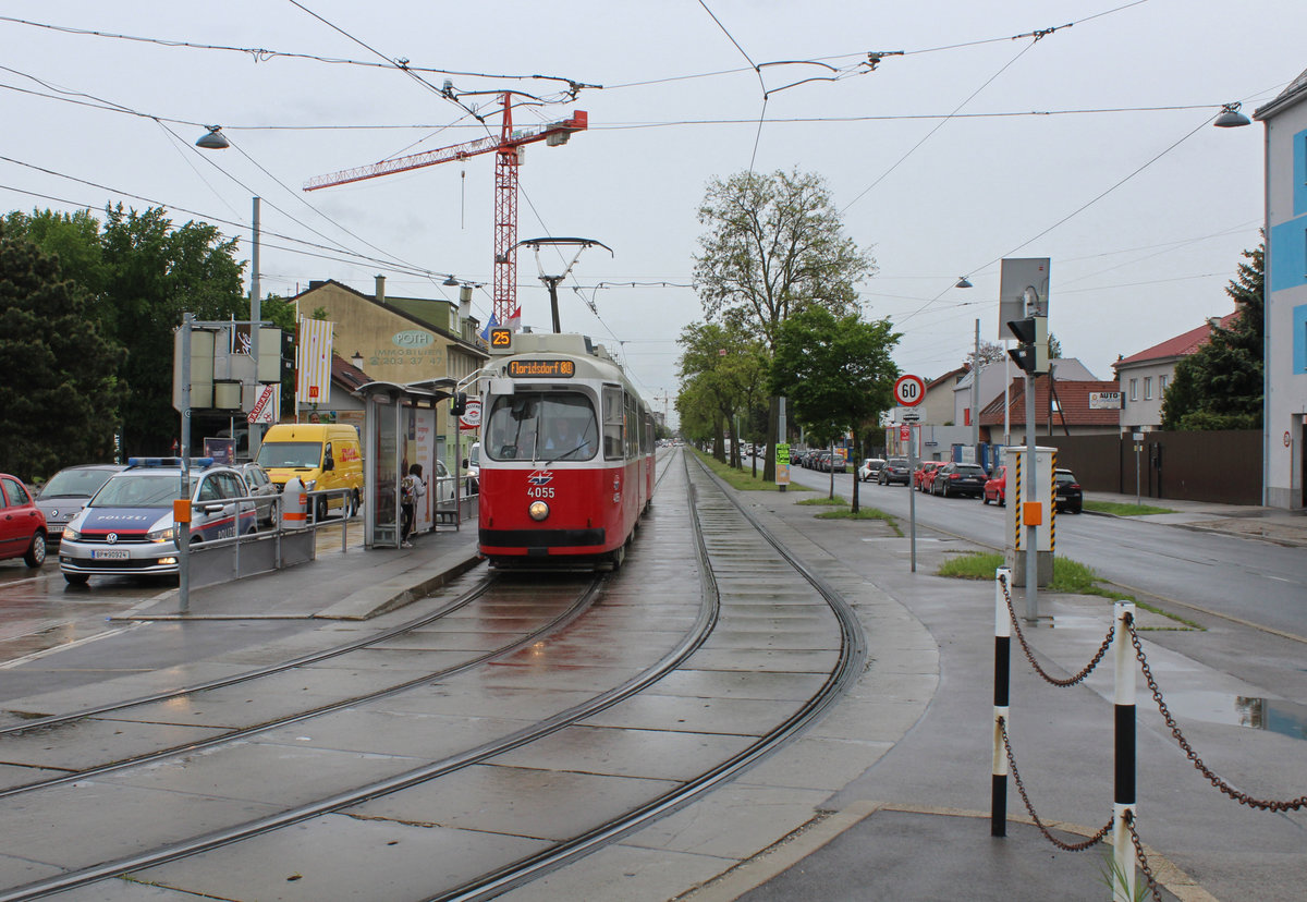 Wien Wiener Linien SL 25 (E2 4055 (SGP 1986) + c5 1455 (Bombardier-Rotax 1985)) XXII, Donaustadt, Kagran, Erzherzog-Karl-Straße / Wagramer Straße (Hst. Kagraner Brücke) am 9. Mai 2019.