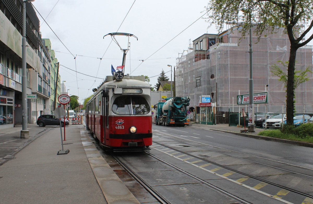 Wien Wiener Linien SL 25 (E1 4863 (SGP 1976) + c4 1323 (Bombardier-Rotax 1974)) XXI, Floridsdorf, Donaufelder Straße / Carminweg (Hst. Carminweg) am 9. Mai 2019.