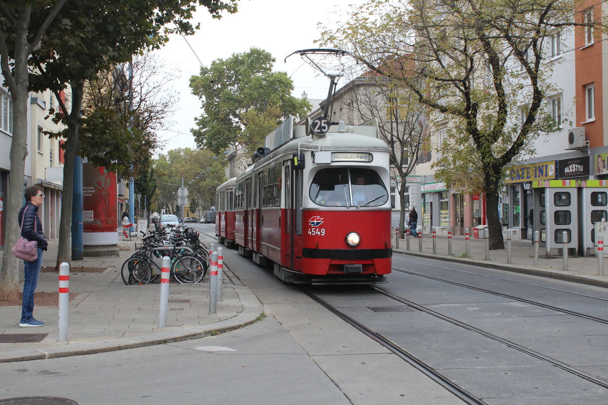 Wien Wiener Linien SL 25 (E1 4549 + c4 13**) XXI, Floridsdorf, Schloßhofer Straße am 18. Oktober 2019. - Auf der SL 25 gibt es noch einige Kurse mit E1+c4-Garnituren.