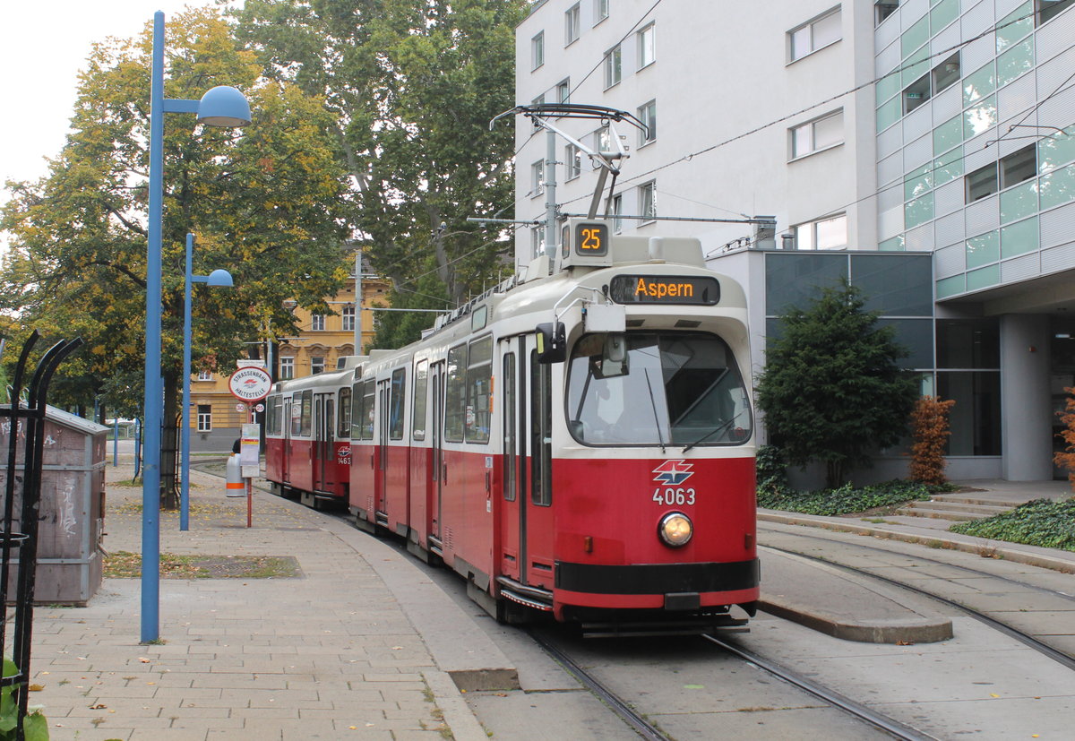 Wien Wiener Linien SL 25 (E2 4063 (SGP 1986) + c5 1463 (Bombardier-Rotax 1986)) XXI, Floridsdorf, Linke Nordbahngasse (Endstation) am 18. Oktober 2019. - Auf dem 25er verkehren auch E2+c5-Garnituren.