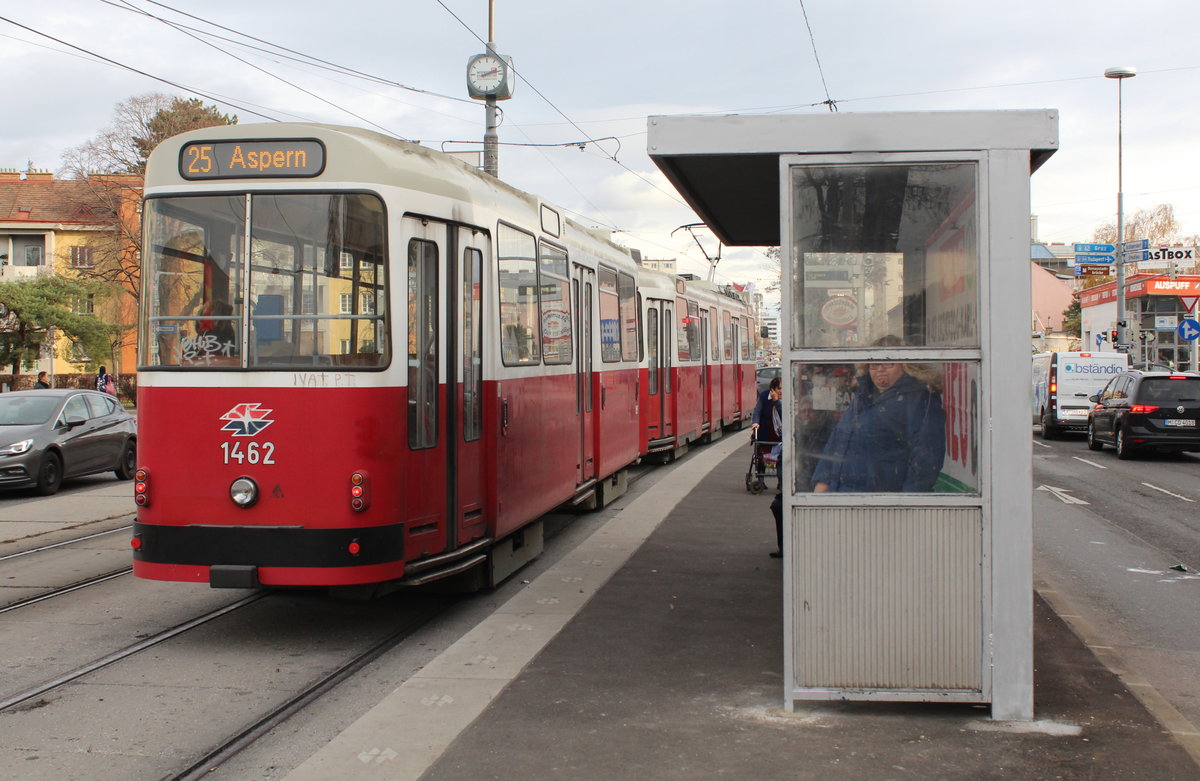 Wien Wiener Linien SL 25 (c5 1462 (Bombardier-Rotax, vorm. Lohnerwerke, 1985) + E2 4062 (SGP 1986)) XXII, Donaustadt, Neukagran, Erzherzog-Karl-Straße / Donaustadtstraße (Hst. Donaustadtstraße) am 29. November 2019.