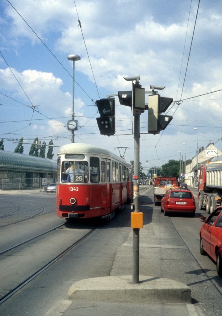 Wien Wiener Linien SL 25 (c4 1343) Kagran, Wagramer Strasse / Kagraner Platz im Juli 2005.