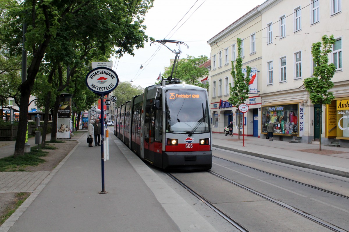 Wien Wiener Linien SL 25 (B 666) Hossplatz am 1. Mai 2015.