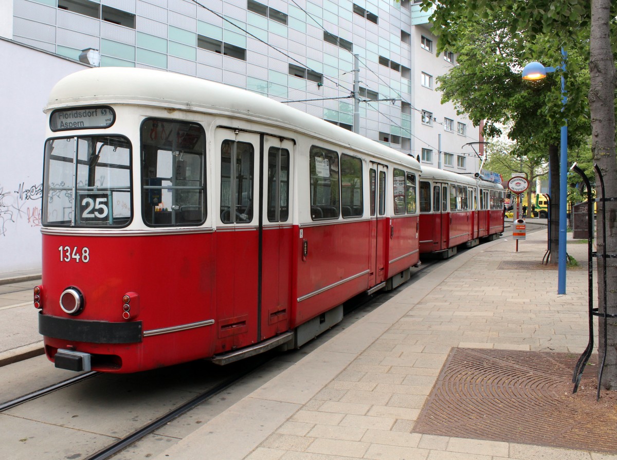 Wien Wiener Linien SL 25 (c4 1348 + E1 4794) Linke Nordbahngasse am 1. Mai 2015. 