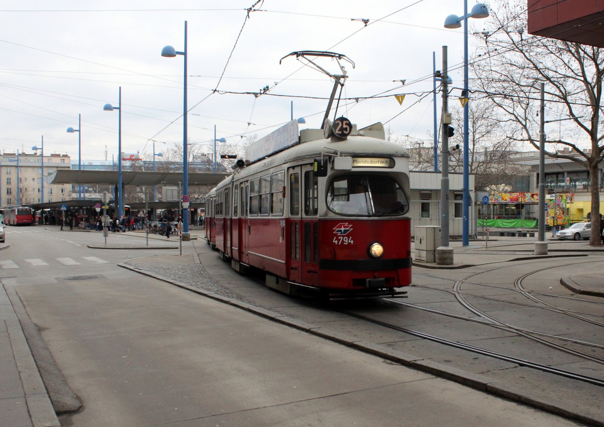 Wien Wiener Linien SL 25 (E1 4794) Floridsdorf, Franz-Jonas-Platz / Schöpfleuthnergasse am 15. Februar 2016.