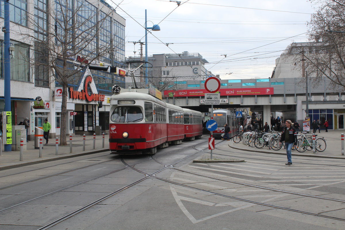 Wien Wiener Linien SL 25 (E1 4744 + c4 1339) Floridsdorf, Schloßhofer Straße / Franz-Jonas-Platz am 21. März 2016.