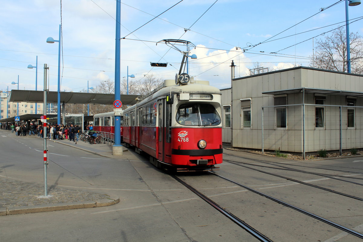 Wien Wiener Linien SL 25 (E1 4768) Floridsdorf, Franz-Jonas-Platz / Franklinstraße am 23. März 2016.