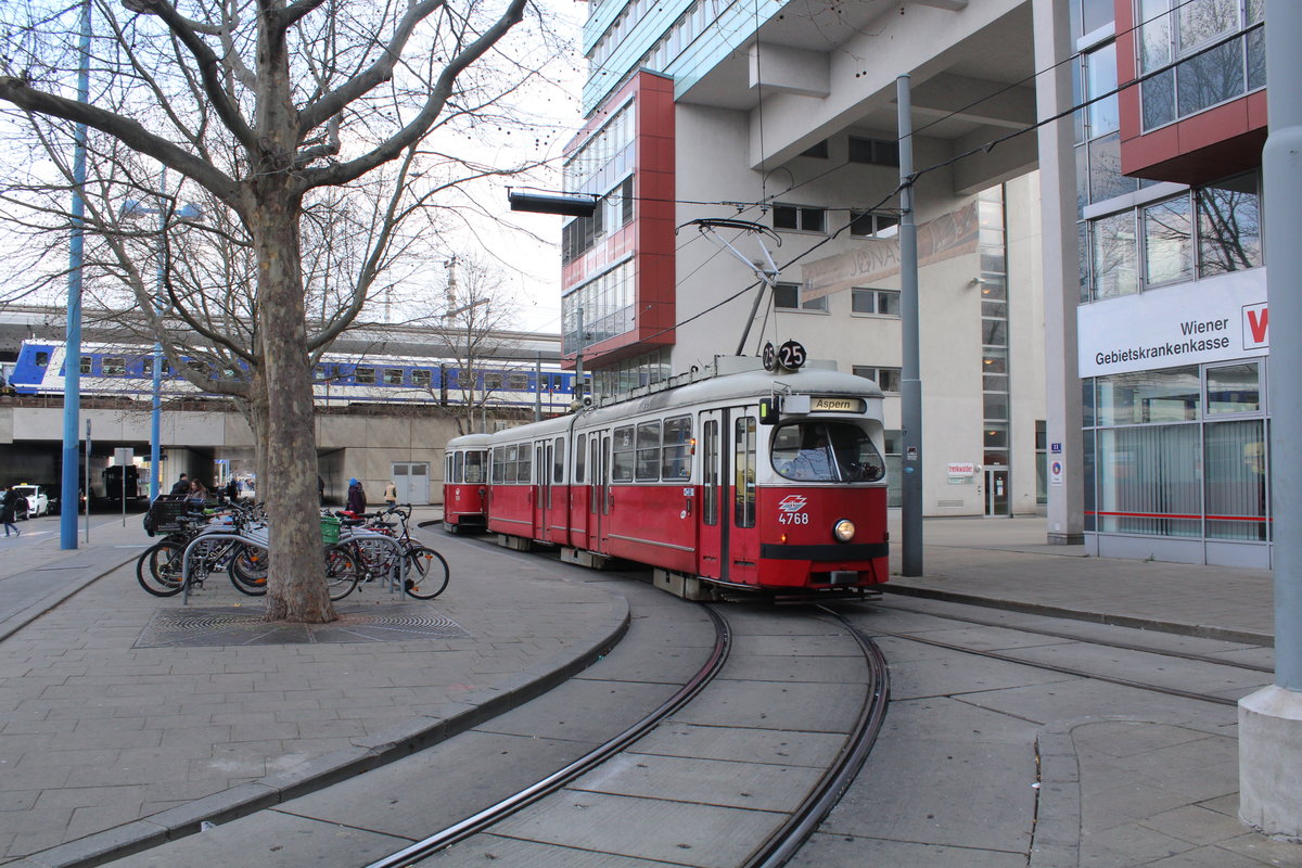 Wien Wiener Linien SL 25 (E1 4768 + c4 1325) Floridsdorf, Franz-Jonas-Platz am 23. März 2016.