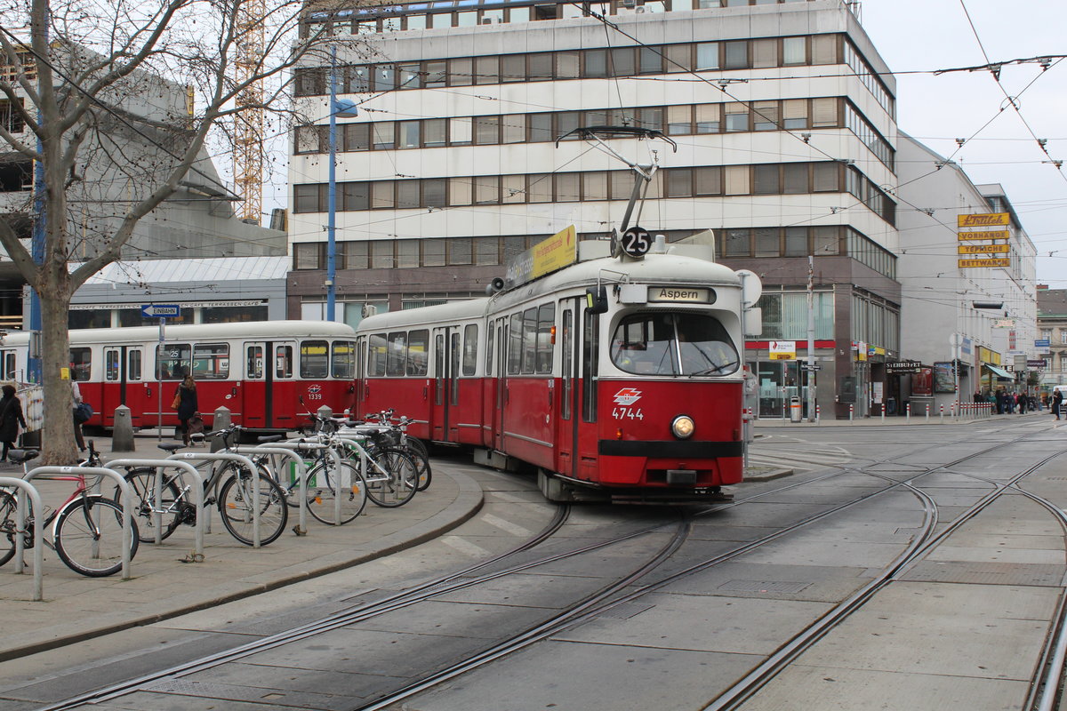 Wien Wiener Linien SL 25 (E1 4744 + c4 1339) Floridsdorf, Franz-Jonas-Platz / Schloßhofer Straße am 21. März 2016.