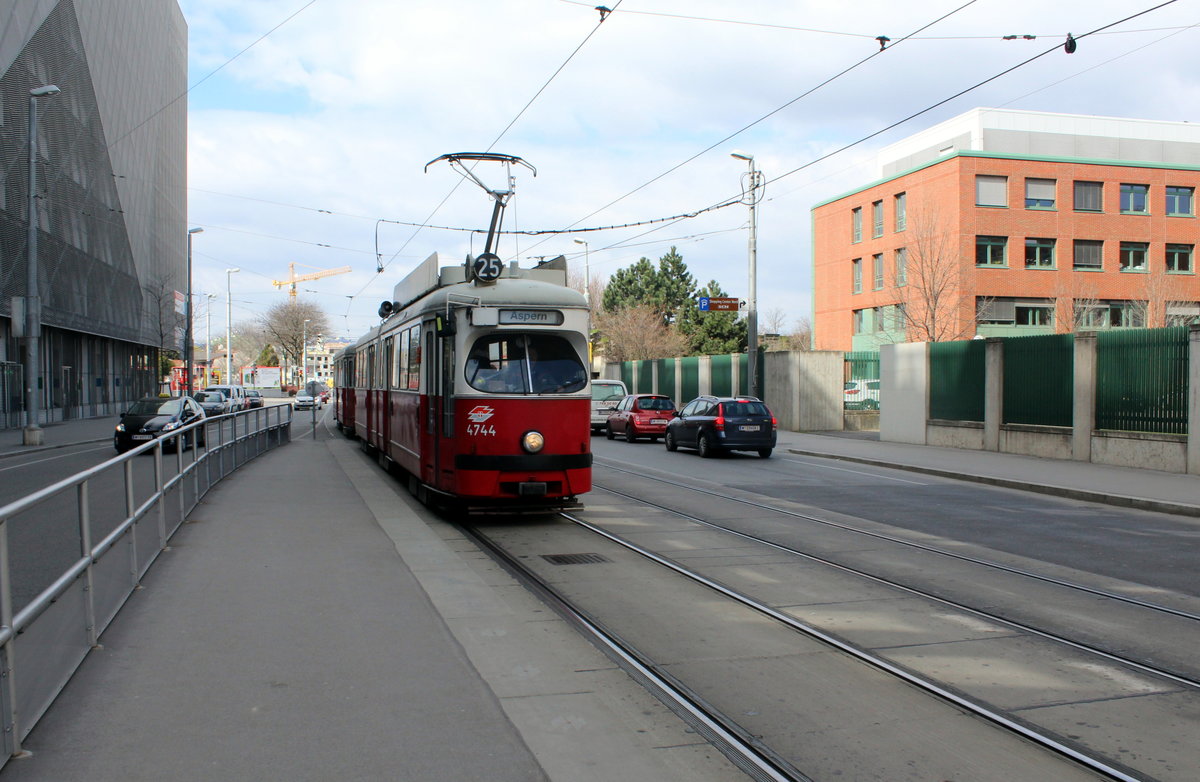 Wien Wiener Linien SL 25 (E1 4744 + c4 1339) Donaufelder Straße (Hst. Josef-Baumann-Gasse) am 21. März 2016.
