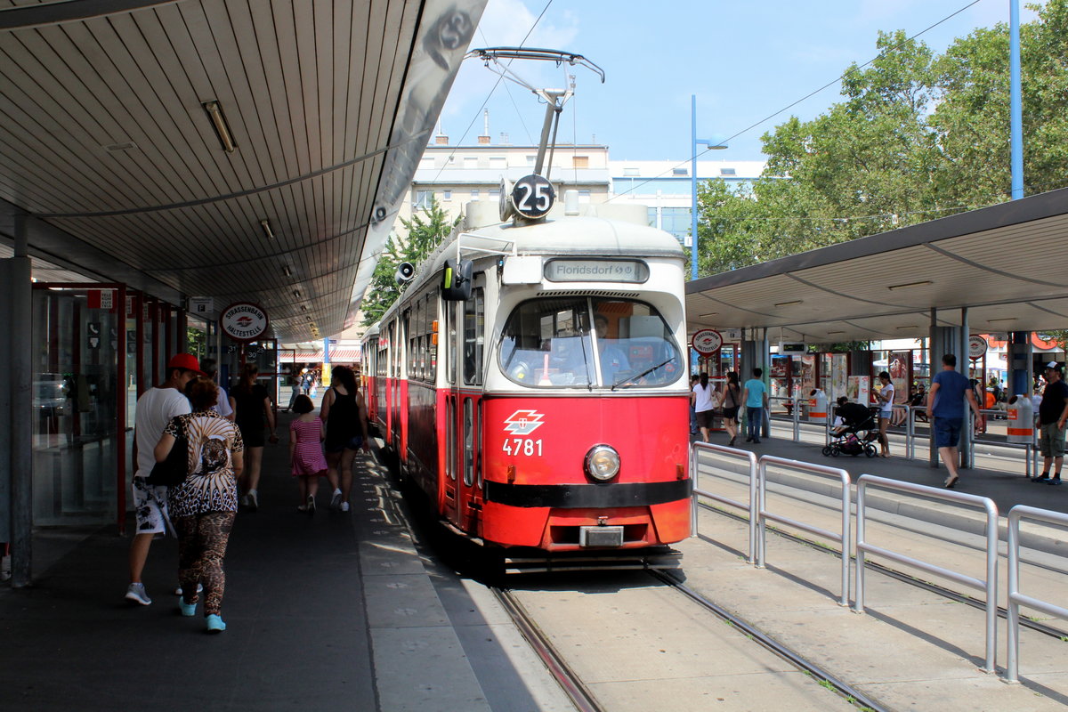 Wien Wiener Linien SL 25 (E1 4781) Floridsdorf (21. (XXI) Bezirk), Franz-Jonas-Platz am 25. Juli 2016.